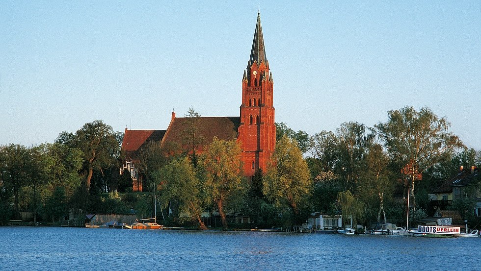 Blick von der Müritz auf die St. Marien Kirche in Röbel/Müritz // © MV-T/Krüger Blick von der Müritz auf die St. Marien Kirche in Röbel/Müritz // © MV-T/Krüger