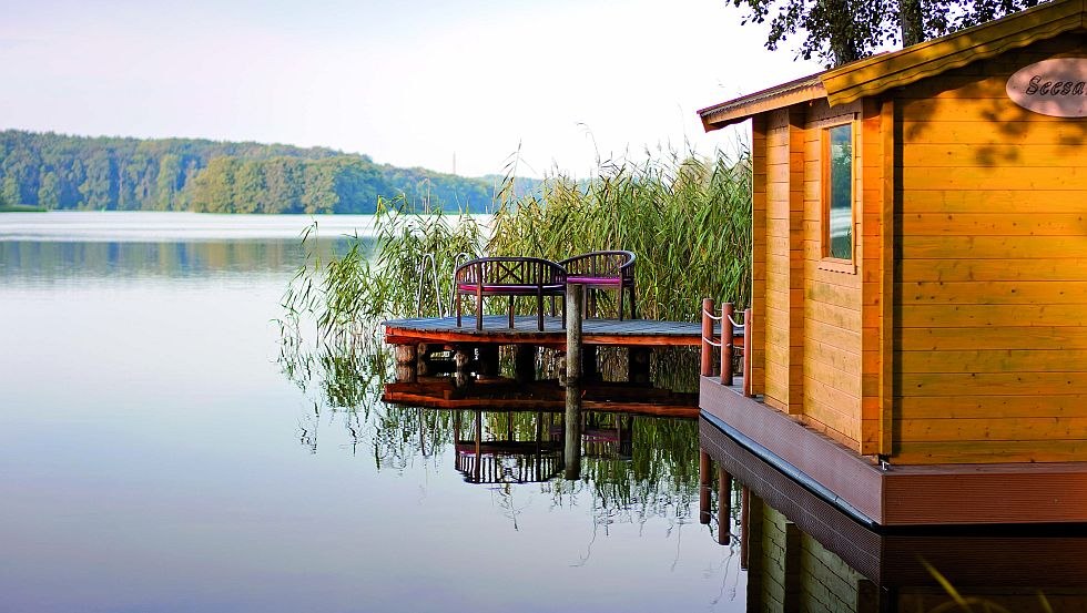 Een heel bijzondere saunabeleving: de drijvende sauna aan het meer met zwemsteiger // &copy; Seehotel Frankenhorst