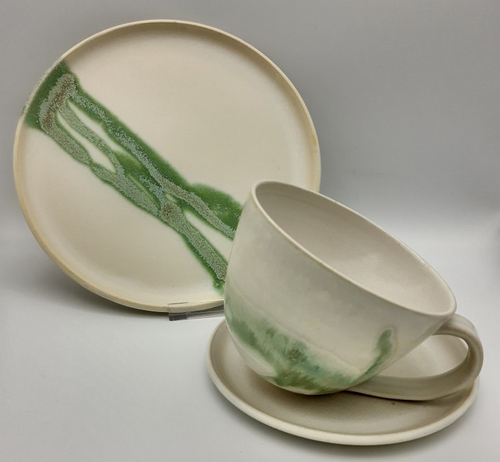 ein Gedeck aus Steinzeug, &copy; Sabine Oettel