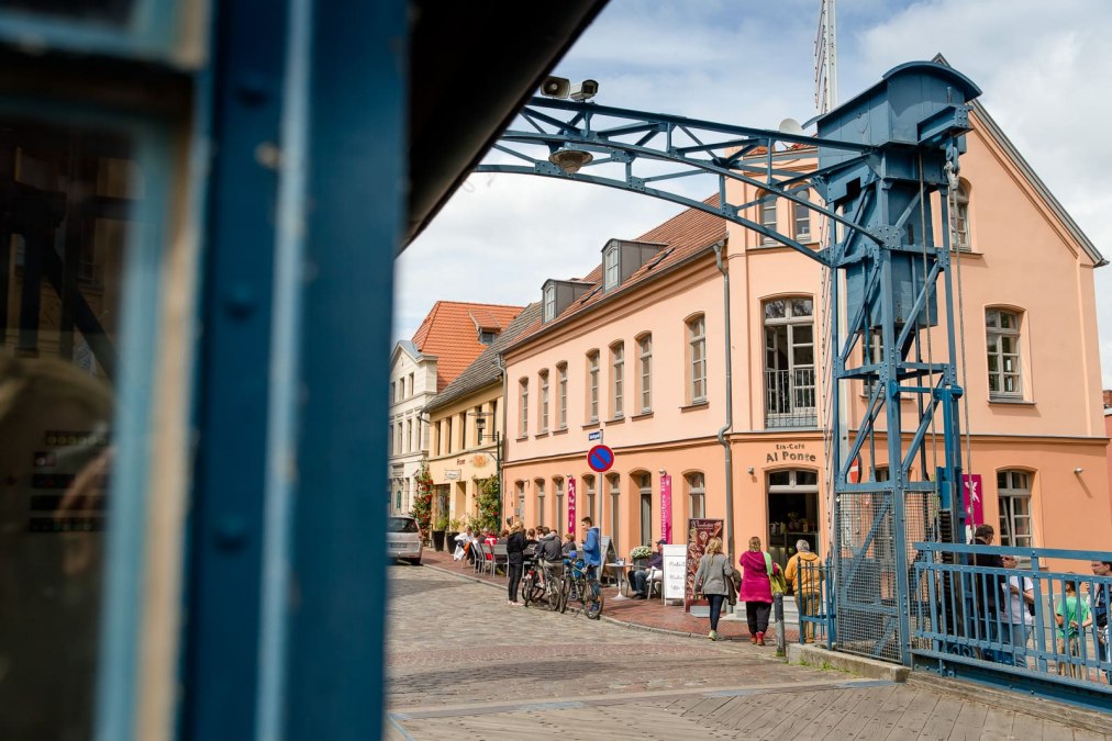 Eiscafé Al Ponte direkt an der Hubbrücke in Plau am See, © Nadine Rupp Eiscafé Al Ponte direkt an der Hubbrücke in Plau am See, © Nadine Rupp
