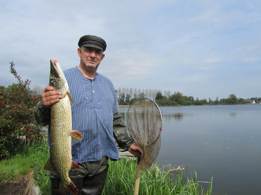 Visser Jens Düse met snoek uit Teterow, © Jana Koch Visser Jens Düse met snoek uit Teterow, © Jana Koch
