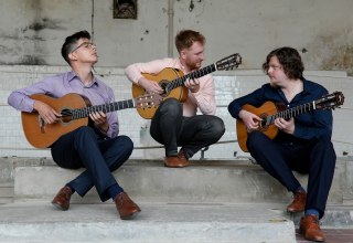 drei Musiker des Tritonus Guitar Trios aus Ungarn mit ihren Instrumenten // &copy; Tritonus Guitar Trio