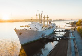 Uitzicht op het traditionele schip waarin het Maritiem Museum is gehuisvest // &copy; Eric Gro&szlig;