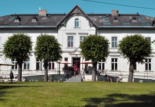 Das Gut Nisdorf - früher Rittergut, heute Biohotel - empfängt auch sehr gerne Cafégäste in unserem Gartencafé. Für unsere Übernachtungsgäste - und nach Vorbestellung auch für Tagesgäste - haben wir ein üppiges Frühstücksbuffet und Abendessen - auch alles 100% bio. Rufen Sie uns an! // © Achim Ecker Das Gut Nisdorf - früher Rittergut, heute Biohotel - empfängt auch sehr gerne Cafégäste in unserem Gartencafé. Für unsere Übernachtungsgäste - und nach Vorbestellung auch für Tagesgäste - haben wir ein üppiges Frühstücksbuffet und Abendessen - auch alles 100% bio. Rufen Sie uns an! // © Achim Ecker