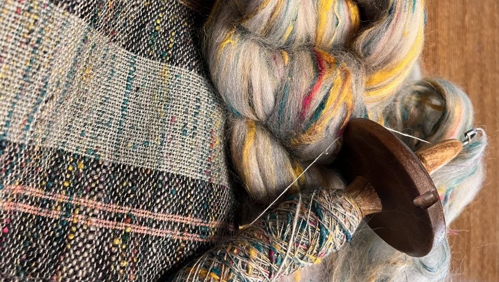 Handspindel. Das Garn ist eine Mischung aus Marino und recycelter Sari-Seide, © Doreen-Cathrin Dahms-Lehmann Handspindel. Das Garn ist eine Mischung aus Marino und recycelter Sari-Seide, © Doreen-Cathrin Dahms-Lehmann