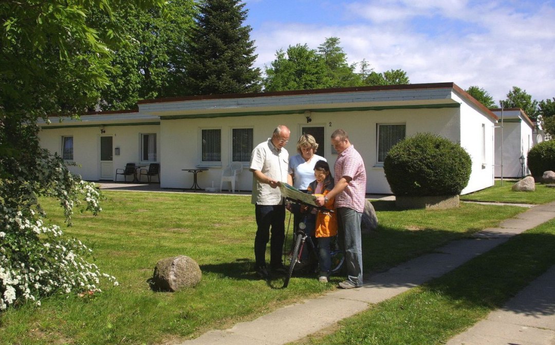 Familie vor dem Bungalow Jagdweg 24, © Ferienbungalow Jagdweg 24 Familie vor dem Bungalow Jagdweg 24, © Ferienbungalow Jagdweg 24