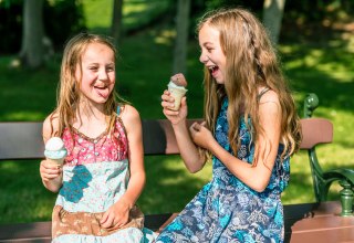 Kinder genie&szlig;en ein Eis auf der Insel Usedom // &copy; MV-T/Tiemann