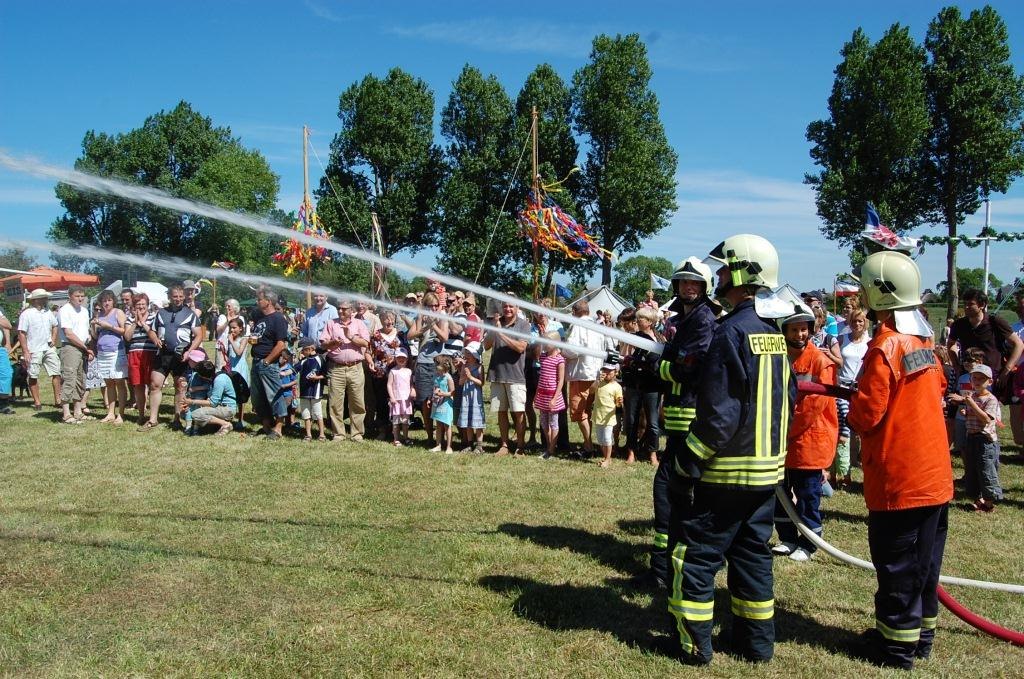 Kinderfest &ndash; Zielspritzen mit der freiwilligen Feuerwehr Ahrenshoop, &copy; Kurverwaltung Ahrenshoop &middot; Foto Roland V&ouml;lcker