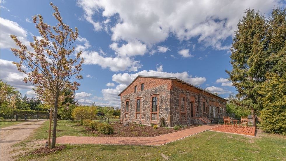 Außenbereich mit kleiner Terrasse vor der Ferienwohnung Schmiede Blücherhof // © Andre Pretzel Außenbereich mit kleiner Terrasse vor der Ferienwohnung Schmiede Blücherhof // © Andre Pretzel
