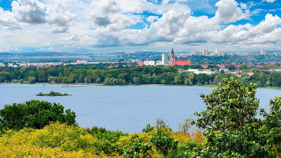 Blick auf die Stadt Neubrandenburg direkt am Tollensesee gelegen // &copy; Nico Sch&uuml;ler