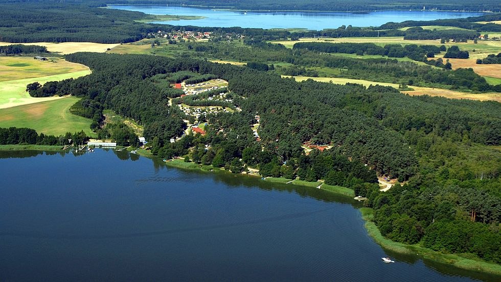 Het kampeer- en vakantiepark ligt in het bos direct aan het Woblitzmeer // © Haveltourist GmbH & Co. KG Het kampeer- en vakantiepark ligt in het bos direct aan het Woblitzmeer // © Haveltourist GmbH & Co. KG