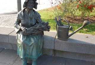 In ihrer Rehnaer Tracht schaut Bertha Klingberg &uuml;ber den nach ihr benannten Platz., &copy; Gabriele Skorupski