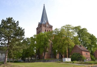 Die Kirche aus der Sicht der alten Stadtgrenze mit alter Schule aus südwestlicher Richtung. // © Lutz Werner Die Kirche aus der Sicht der alten Stadtgrenze mit alter Schule aus südwestlicher Richtung. // © Lutz Werner