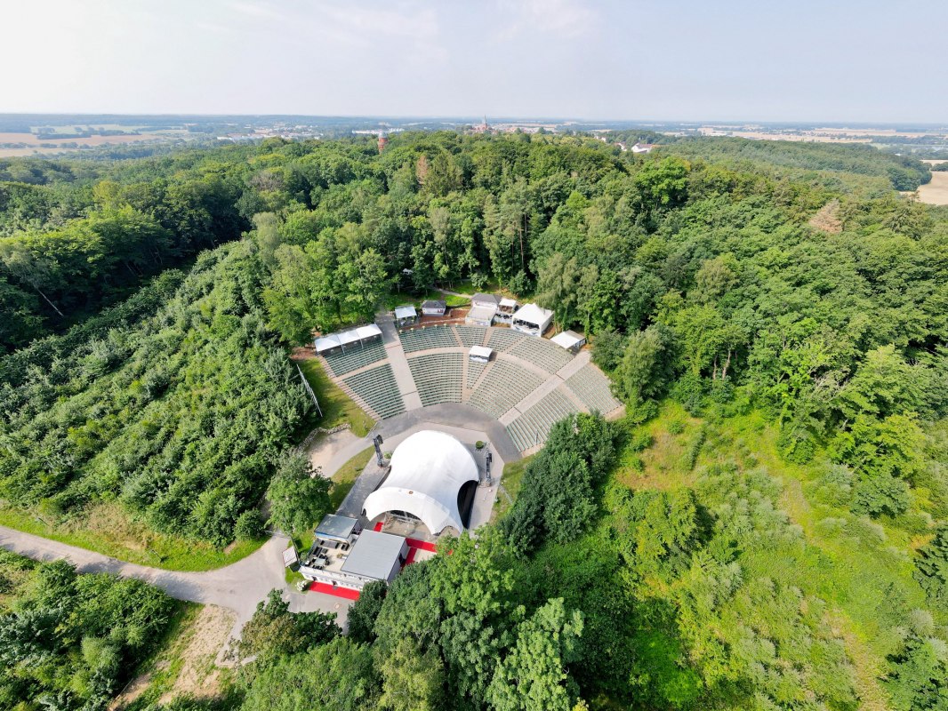 Event-Location mit Kapazität für über 5.000 Besucher: die Waldbühne Rügen. // © Waldbühne Rügen GmbH& Co.KG Event-Location mit Kapazität für über 5.000 Besucher: die Waldbühne Rügen. // © Waldbühne Rügen GmbH& Co.KG