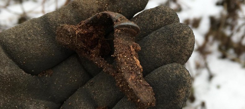 Fundfrisch: Eine neue Fibel aus Badow. // &copy; Foto /Ausschnitt: Olaf Wiegel