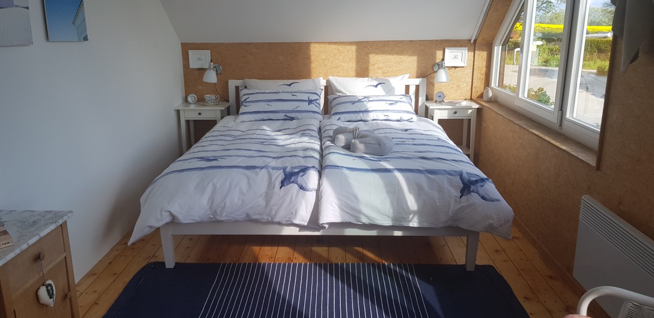 Schlafzimmer mit Doppelbett und zus&auml;tzlichem Kinder-Gitterbettchen // &copy; Claudia Loer-M&uuml;ller