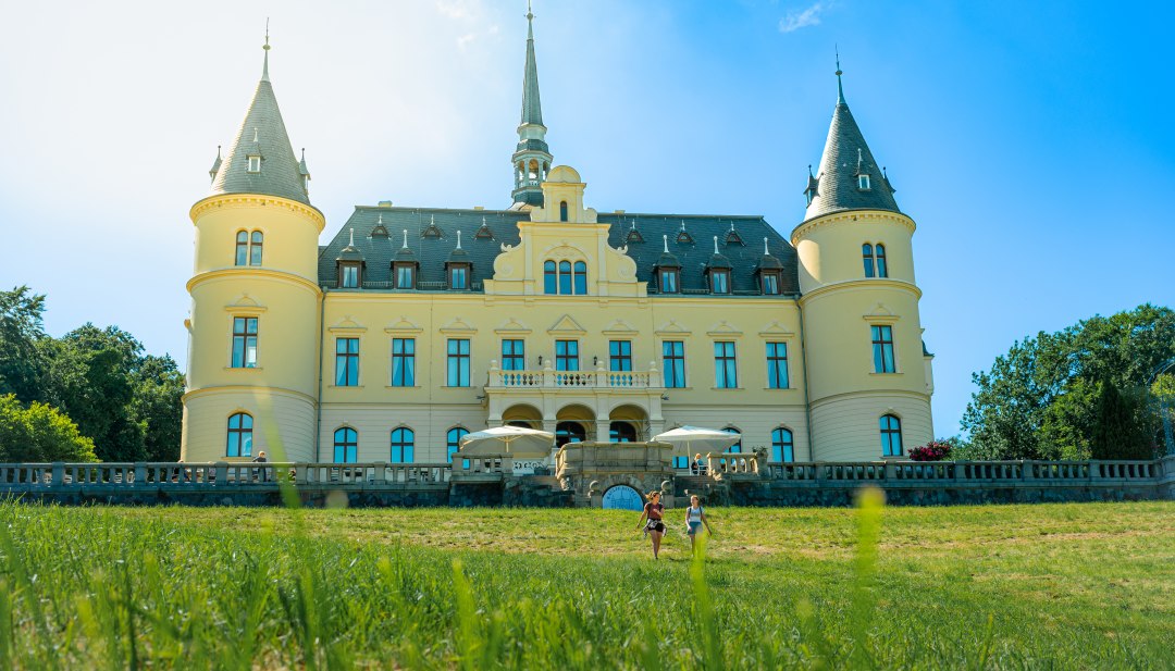 Das Schlosshotel im Herzen der Insel R&uuml;gen mit 65 individuellen Zimmern, Restaurant mit Terrasse, Bar und Wellness-Bereich mit Sauna sowie Innenpool. Erleben Sie einzigartige Architektur kombiniert mit exquisiter K&uuml;che und herausragendem Service., &copy; MV-T/Tiemann