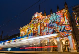 Het stadhuis van Rostock tijdens de Lichtweek // © Stadtwerke Rostock ©Botschafteragentur Het stadhuis van Rostock tijdens de Lichtweek // © Stadtwerke Rostock ©Botschafteragentur