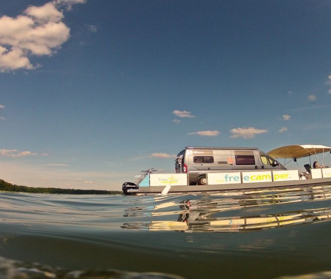 Schwimmender Reisemobil-Stellplatz aus der Froschperspektive // &copy; freecamper