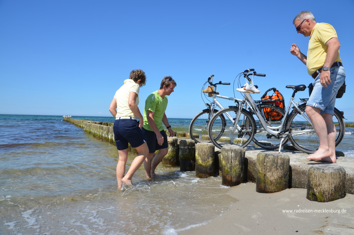 Drei Radler am Ostseestrand. // &copy; Ralf-Tetmeyer radreisen-mecklenburg