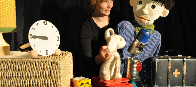 Arthur und sein Kuschelhase // &copy; Theater Randfigur