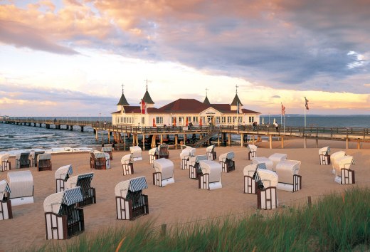 Einmal über den Wellen der tosenden Ostsee "schweben" - das geht auf der Seebrücke im Seeheilbad Ahlbeck, welche zudem die Älteste in Deutschland ist. // © MV-T/Grundner Einmal über den Wellen der tosenden Ostsee "schweben" - das geht auf der Seebrücke im Seeheilbad Ahlbeck, welche zudem die Älteste in Deutschland ist. // © MV-T/Grundner