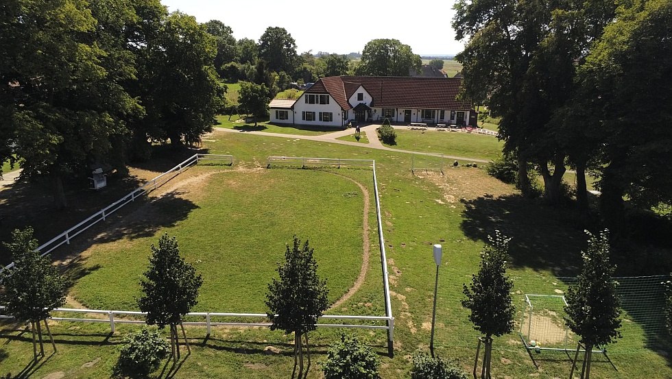 Reitplatz ink. Fussballplatz und Kinderhotel, © Alte Schule Barlin Reitplatz ink. Fussballplatz und Kinderhotel, © Alte Schule Barlin