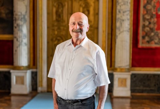 Schlossführer Godehard Weichert kennt alle Details und Anekdoten rund um die Schweriner Residenz. Ein Portrait von ihm. // Schlossführer Godehard Weichert kennt alle Details und Anekdoten rund um die Schweriner Residenz. // © MV-T/Tiemann Schlossführer Godehard Weichert kennt alle Details und Anekdoten rund um die Schweriner Residenz. Ein Portrait von ihm.