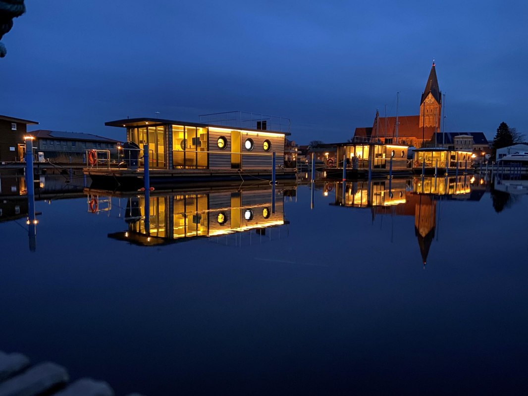 Aussenansicht bei Nacht // © FjordLink Aussenansicht bei Nacht // © FjordLink