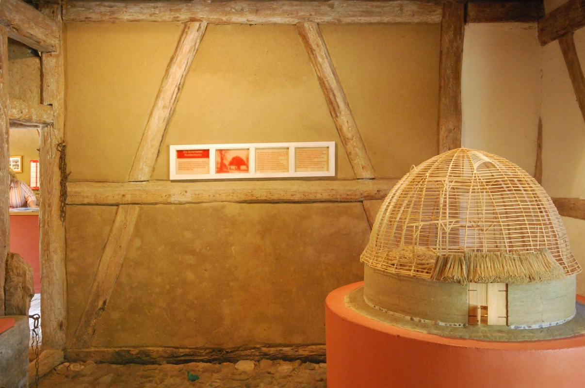 Modell einer Mecklenburgischen Rundscheune mit Stampflehmwändenaus der ständigen Sammlung des Lehmmseums Gnevsdorf // © FAL e.V. Modell einer Mecklenburgischen Rundscheune mit Stampflehmwändenaus der ständigen Sammlung des Lehmmseums Gnevsdorf // © FAL e.V.