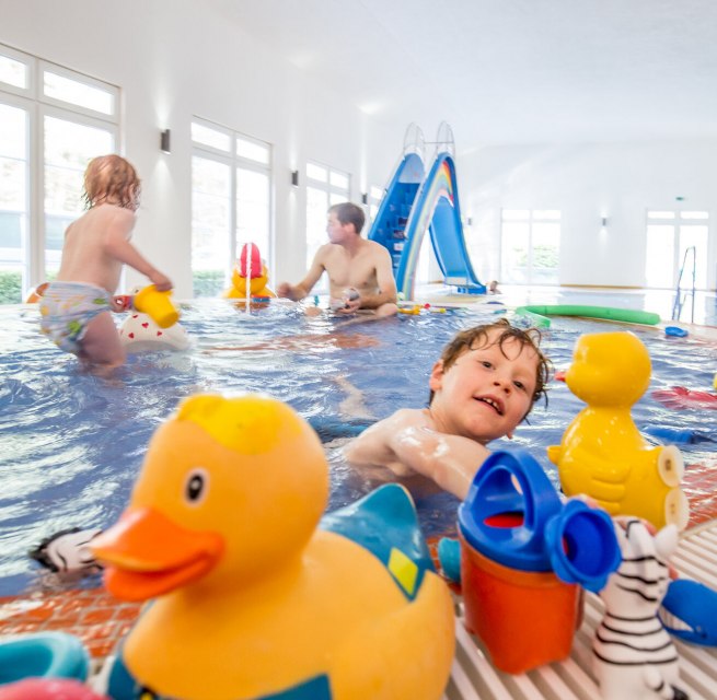 Mit der Wasserrutsche, unz&auml;hligen Quietsche-Enten, Gie&szlig;kannen, Eimern und Co. ist im Kleinkindbecken immer gen&uuml;gend geboten. // &copy; MV-T/Krauss