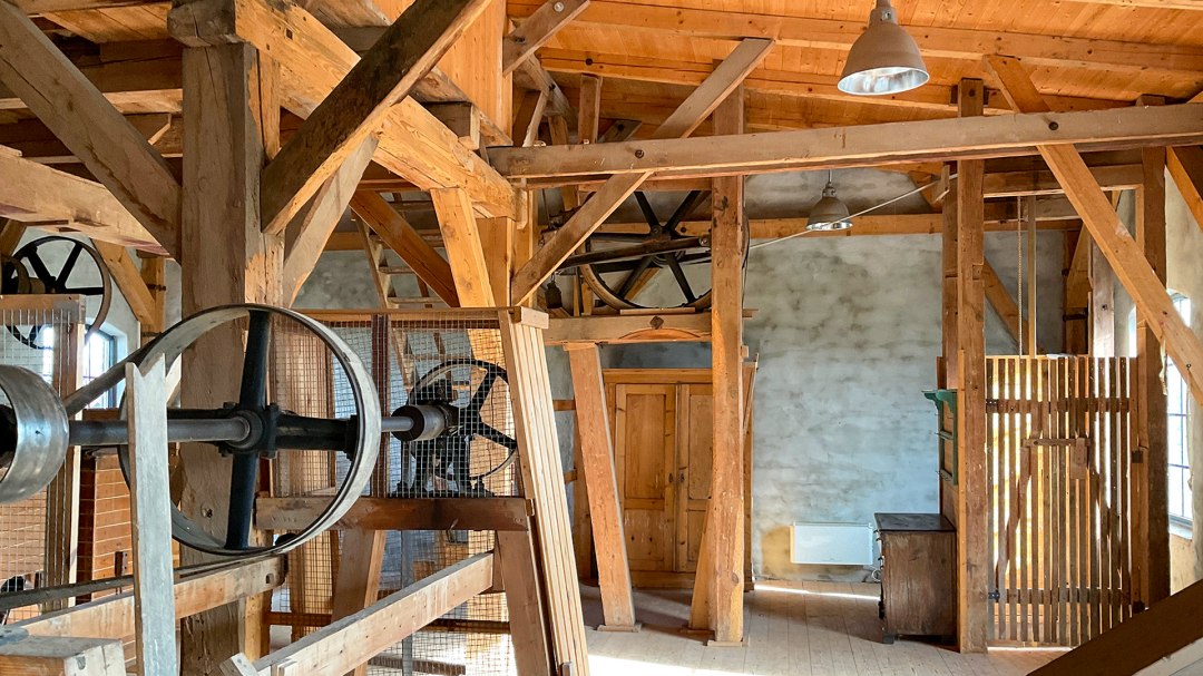 Innenansicht der obersten Etage der Motormühle Lübs mit originalen Geräten, © Monika Lehn Innenansicht der obersten Etage der Motormühle Lübs mit originalen Geräten, © Monika Lehn