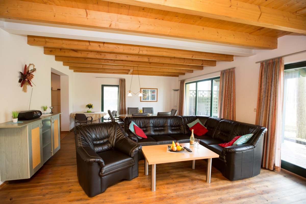 Gezellige leefruimte in vakantiehuis Waldschneise // &copy; Ferienkontor