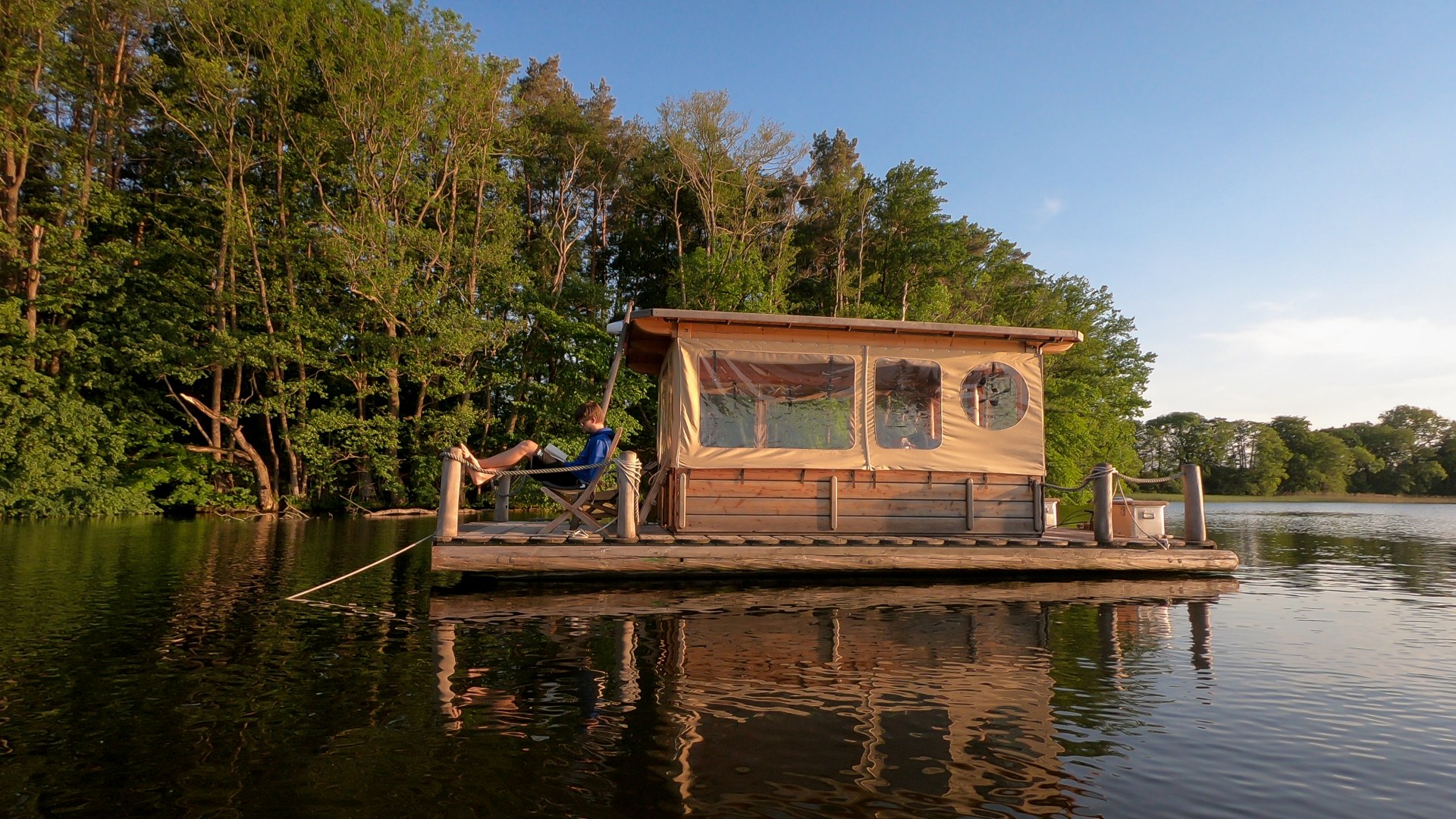 Gem&auml;chlich gleitet ein Flo&szlig; &uuml;ber das Wasser, leise und dicht am Ufer entlang. Es ist Bade- und Angelbasis, Sonnendeck, Naturbeobachtungsstation sowie Ferienhaus in einem. Und das Tolle: Hier in der Mecklenburgischen Seenplatte gibt es gen&uuml;gend Seen, so dass jeder einen f&uuml;hrerscheinfreien Flo&szlig;urlaub genie&szlig;en kann. Also dann: Leinen los! // &copy; MV-T/Myroad.de