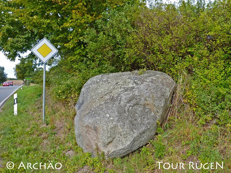 een deksteen van de megalithische graftombe "Fliederbusch" direct aan de weg tussen Putbus en Vilmnitz // © Archäo Tour Rügen een deksteen van de megalithische graftombe "Fliederbusch" direct aan de weg tussen Putbus en Vilmnitz // © Archäo Tour Rügen