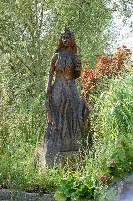 Die lebensgroße Statue aus Holz wurde in zwei Tagen gefertigt. // © Gabriele Skorupski Die lebensgroße Statue aus Holz wurde in zwei Tagen gefertigt. // © Gabriele Skorupski