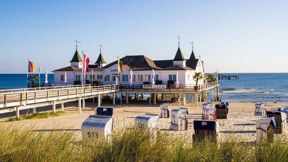 Getuige van de 'B&auml;derarchitektur' en het herkenningspunt van de kustplaats Ahlbeck // &copy; Usedom Tourismus GmbH