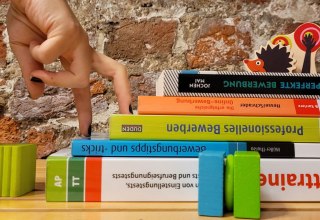 Zwei Finger gehen einen Bücherstapel wie eine Treppe hoch. // © Stadtbibliothek Stralsund Zwei Finger gehen einen Bücherstapel wie eine Treppe hoch. // © Stadtbibliothek Stralsund