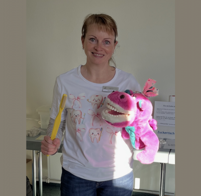 Zahnprophylaxe-Helferin Hanka Mayer mit ihrer Handpuppe Kroko zeigt Kindern wie man richtig Zähne putzt. // © Hanka Mayer, Zahnärztlicher Dienst Landkreis Vorpommern-Rügen Zahnprophylaxe-Helferin Hanka Mayer mit ihrer Handpuppe Kroko zeigt Kindern wie man richtig Zähne putzt. // © Hanka Mayer, Zahnärztlicher Dienst Landkreis Vorpommern-Rügen