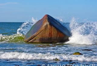 Der Findling "Schwanstein" liegt in der tosenden Ostsee, nur 20 m vom Strand entfernt. // &copy; Arch&auml;o Tour R&uuml;gen