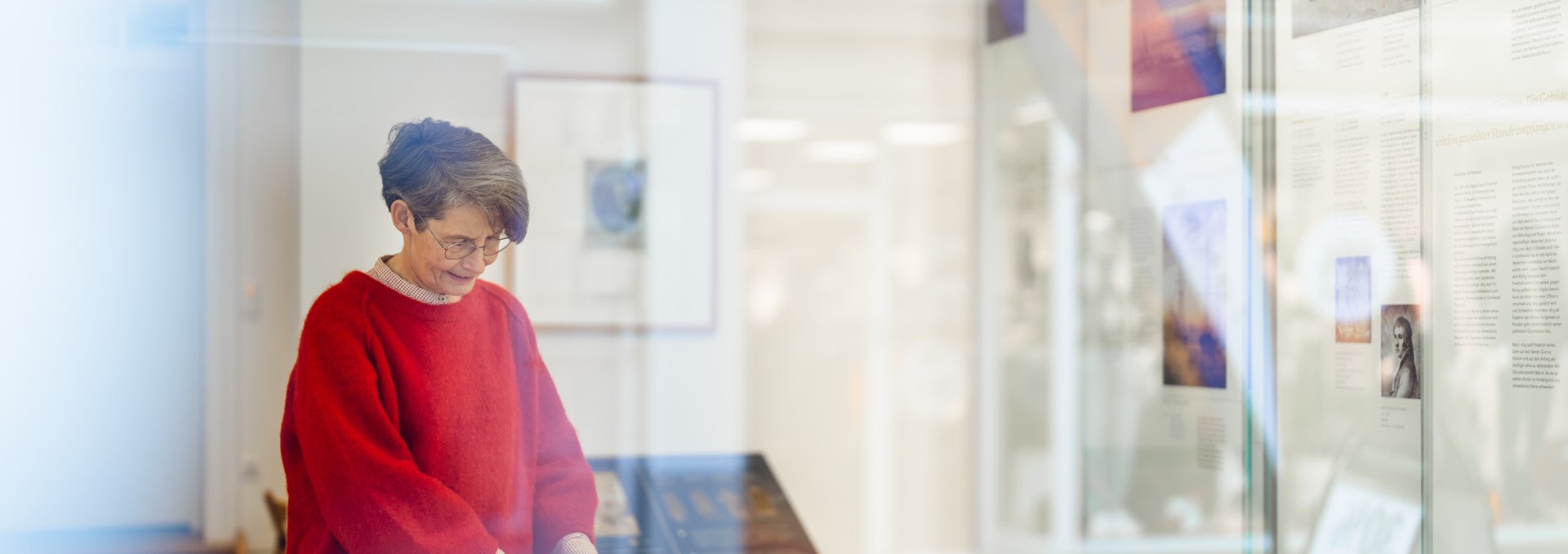 Bezoeker bij een interactief station in het Caspar David Friedrich Centrum in Greifswald.