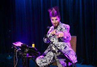 Kay Ray auf der Bühne - scharfzüngig und Bunt bricht er alle Tabus, © Foto: C. Behrens Kay Ray auf der Bühne - scharfzüngig und Bunt bricht er alle Tabus, © Foto: C. Behrens