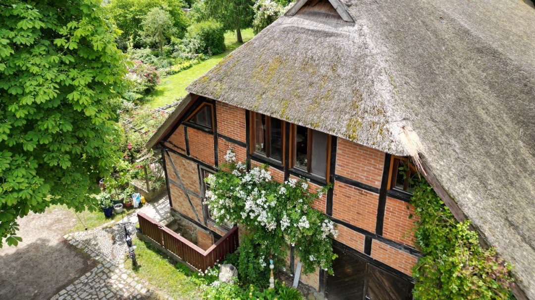 Haus Stirnseite mit Blick auf den Garten, © Andreas Guba