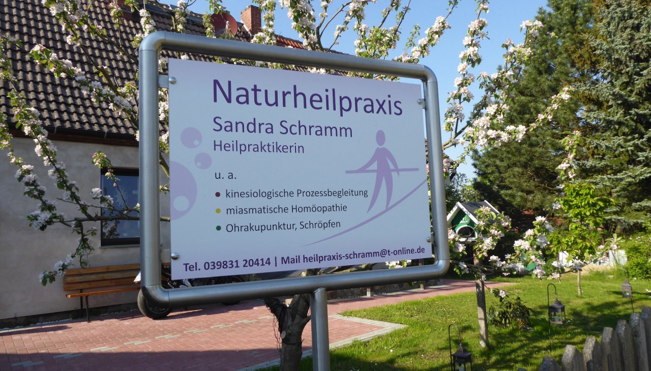 Dieses Schild weist Sie in Carwitz auf meine Praxis hin, © S. Schramm Dieses Schild weist Sie in Carwitz auf meine Praxis hin, © S. Schramm