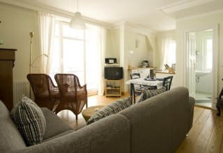 Wohnzimmer mit K&uuml;che // &copy; Villa Schwalbe