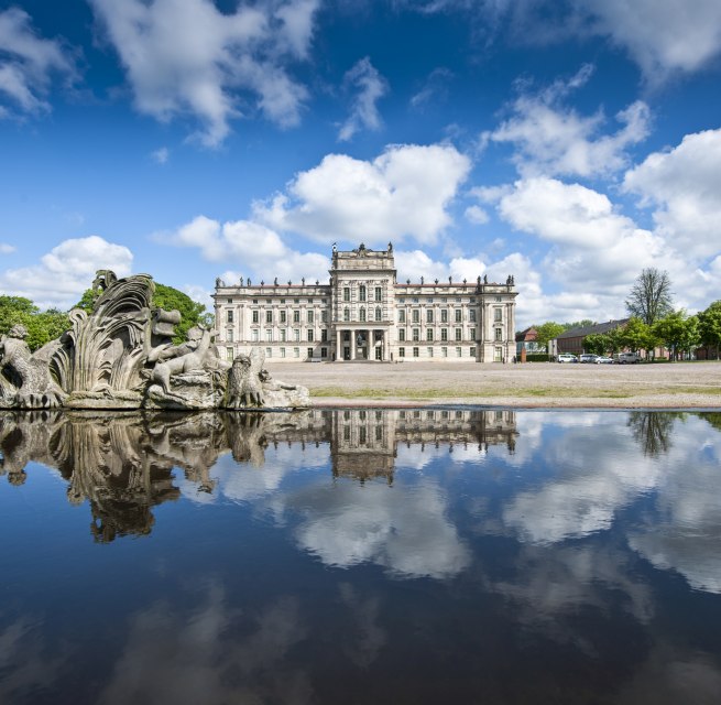 Schloss Ludwigslust mit Spiegelung im Karauschenteich, © SSGK MV / Jörn Lehmann Schloss Ludwigslust mit Spiegelung im Karauschenteich, © SSGK MV / Jörn Lehmann