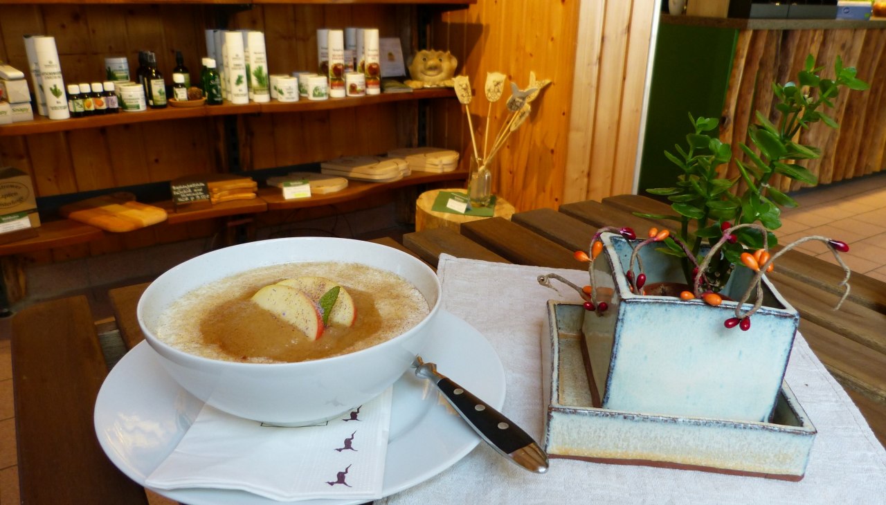 Für Diejenigen, die einmal keinen Appetit auf Wild haben, erweiterten wir unsere kleine Imbisspalette um vegetarische und süße Alternativen. Ebenso finden Sie Kaffee, Kuchen und Gebäck., © Waldservice und Energie GmbH Für Diejenigen, die einmal keinen Appetit auf Wild haben, erweiterten wir unsere kleine Imbisspalette um vegetarische und süße Alternativen. Ebenso finden Sie Kaffee, Kuchen und Gebäck., © Waldservice und Energie GmbH