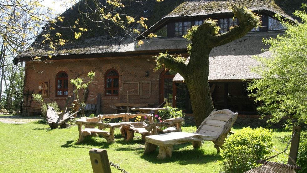 Au&szlig;enbereich Galerie mit Sonnenliege aus Treibholz, &copy; Dieter Bergmann