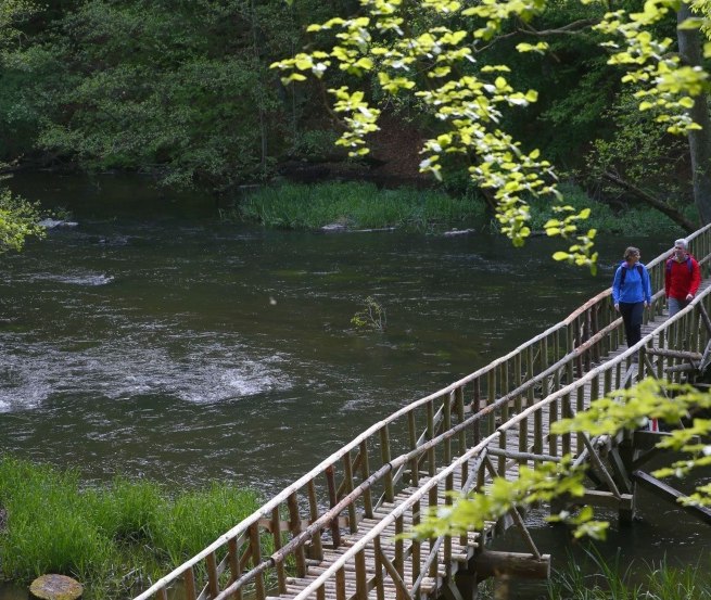 Trockenen Fußes gelangt man über eine Holzbrücke auf die andere Uferseite., © TMV/outdoor-visions.com Trockenen Fußes gelangt man über eine Holzbrücke auf die andere Uferseite., © TMV/outdoor-visions.com