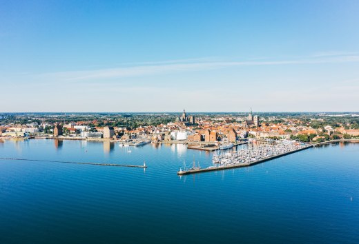Am stimmungsvollsten n&auml;hert man sich per F&auml;hre von R&uuml;gen. // &copy; MV-T/G&auml;nsicke